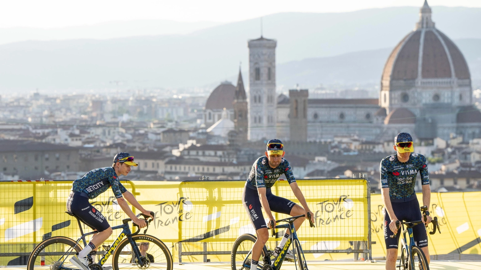 La presentazione del Tour de France 2024 a Piazzale Michelangelo (Ansa)