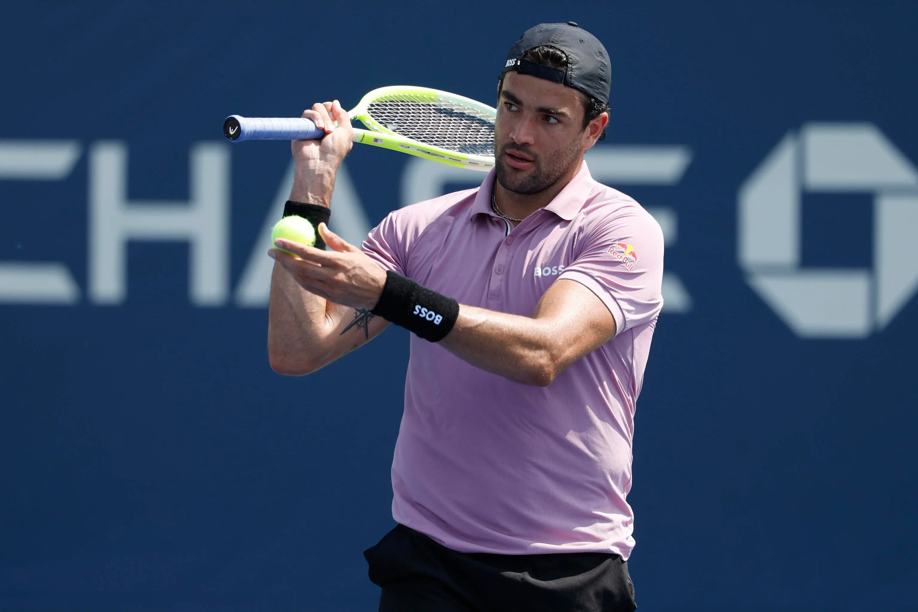 Berrettini, ritiro all’Atp di Tokyo: vince il primo set contro Fils e poi lascia per infortunio