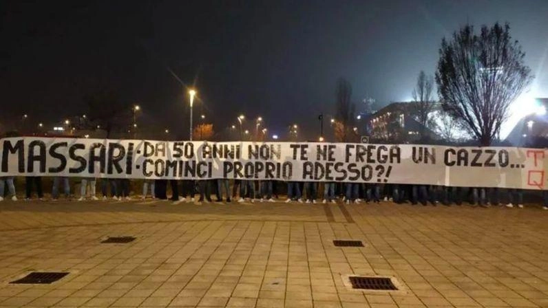 Lo striscione delle Teste Quadre, la Digos ne aveva vietato l’ingresso allo stadio