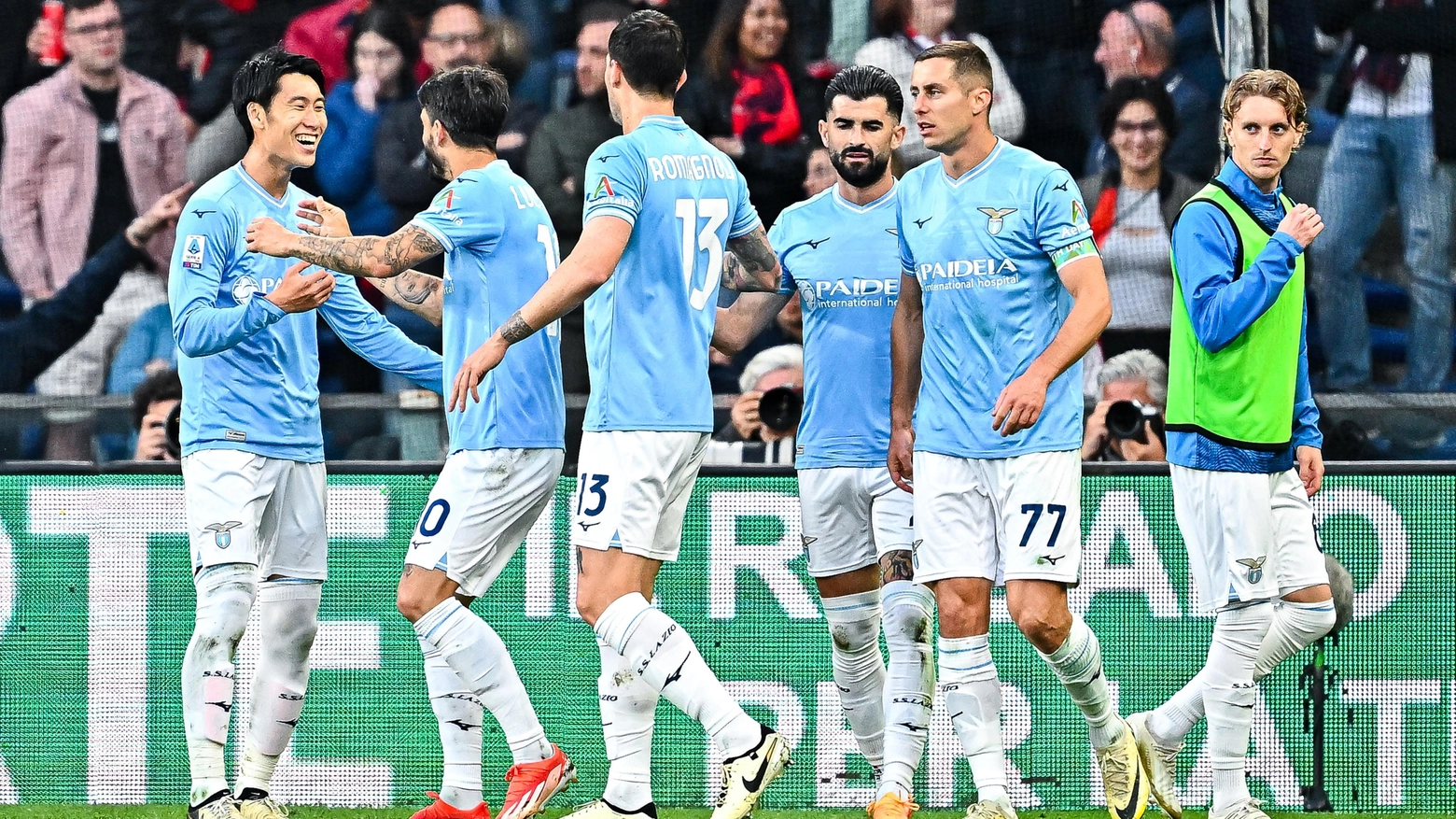 I giocatori della Lazio festeggiano il gol vittoria contro il Genoa