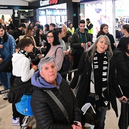 Ieri al Temporary Store dello Shopville Gran Reno i due giocatori hanno firmato tanti autografi. Bagno di folla per Belinelli e Zizic. Marco: "Qualcosa è cambiato»