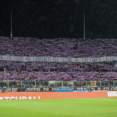 “Que sera, sera...”. Fiorentina-Brugge, la magia dello striscione in mezzo alle migliaia di sciarpe viola