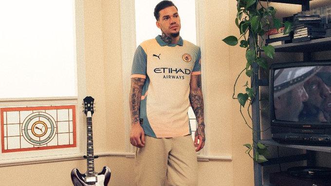 Manchester City, la nuova maglia è un omaggio agli Oasis. Il debutto contro l’Inter in Champions League