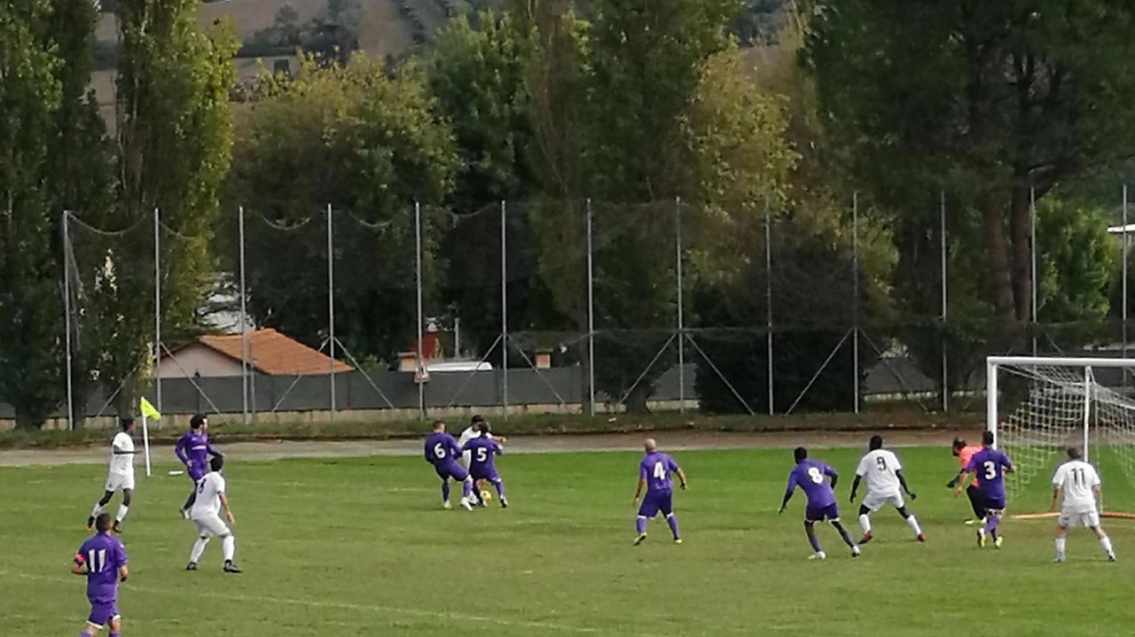 Una fase di Castelvecchio-Fano, con i granata in maglia bianca nella gara d’esordio del campionato di Terza categoria