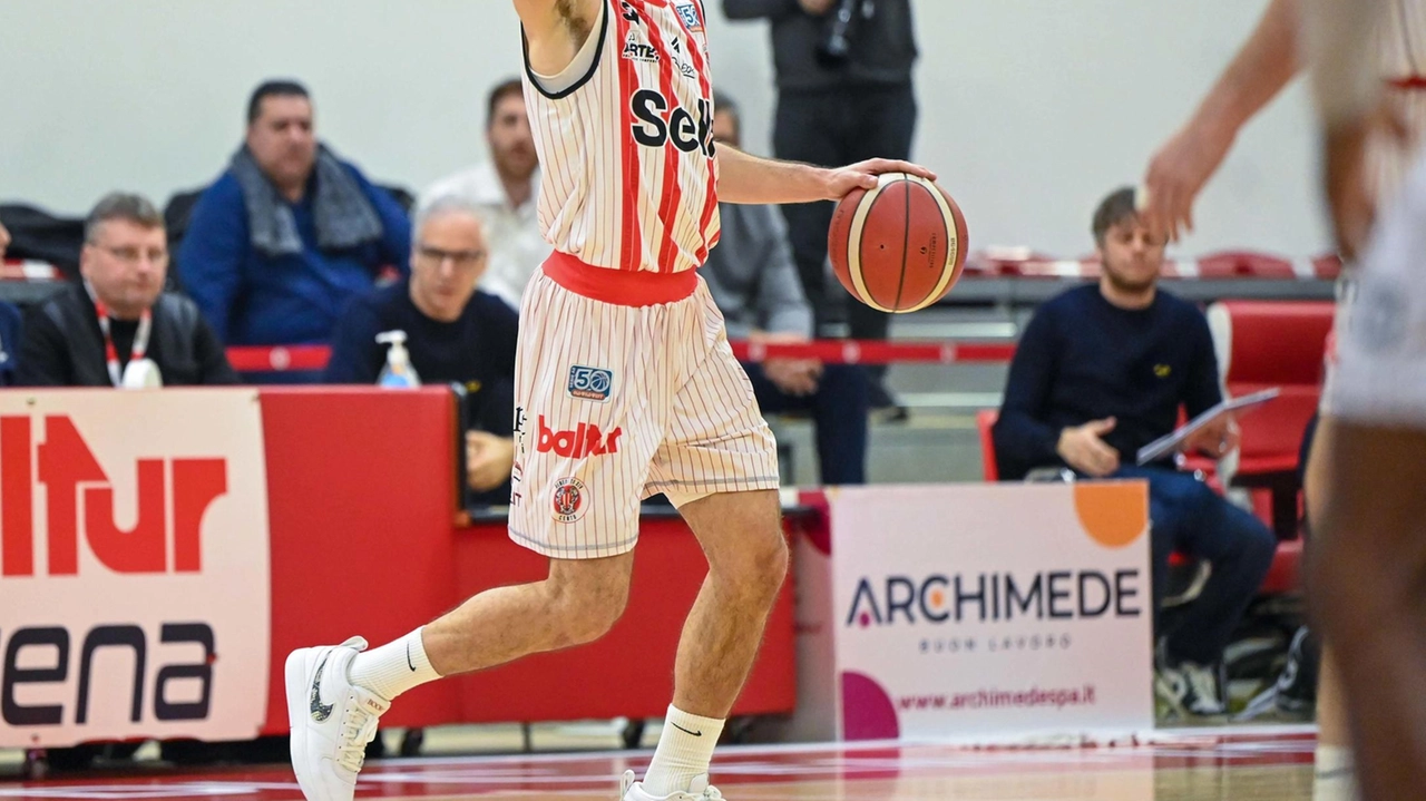 Nicola Berdini, 21enne playmaker arrivato in estate dopo un biennio trascorso a Cantù, e una stagione a testa tra Ravenna e Biella. A Cento sta trovando la sua dimensione (Foto Bp)