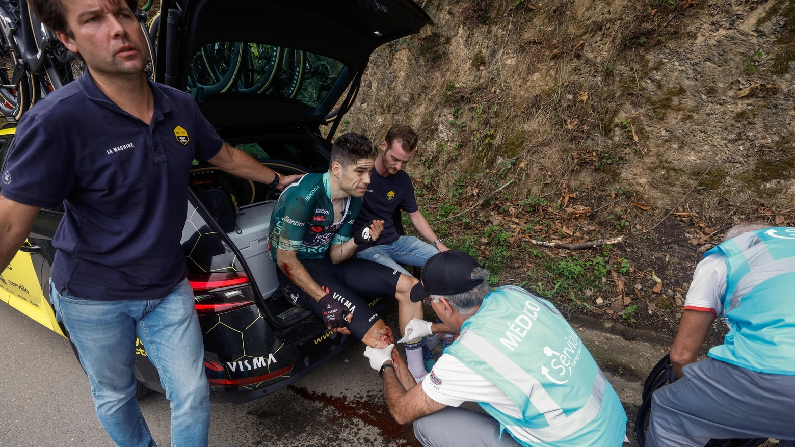 Wout Van Aert dopo la caduta alla Vuelta (Ansa)