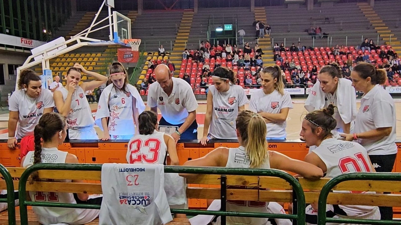 Coach Ferretti ha catechizzato a dovere le ragazze biancorosse: non vuole cali di concentrazione nel match di domani sera contro Pink Terni