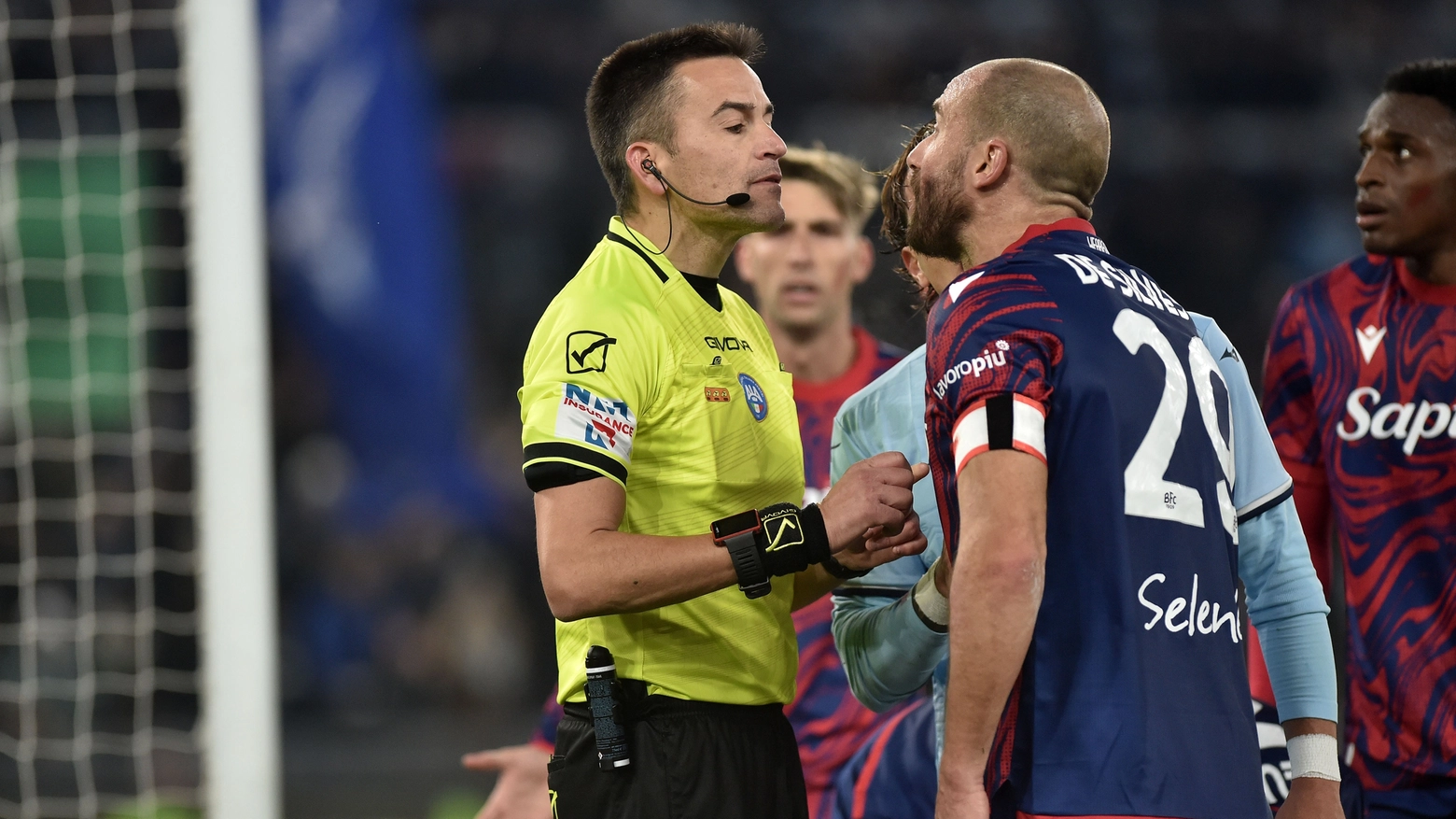 Faccia a faccio tra De Silvestri e l'arbitro Rapuano