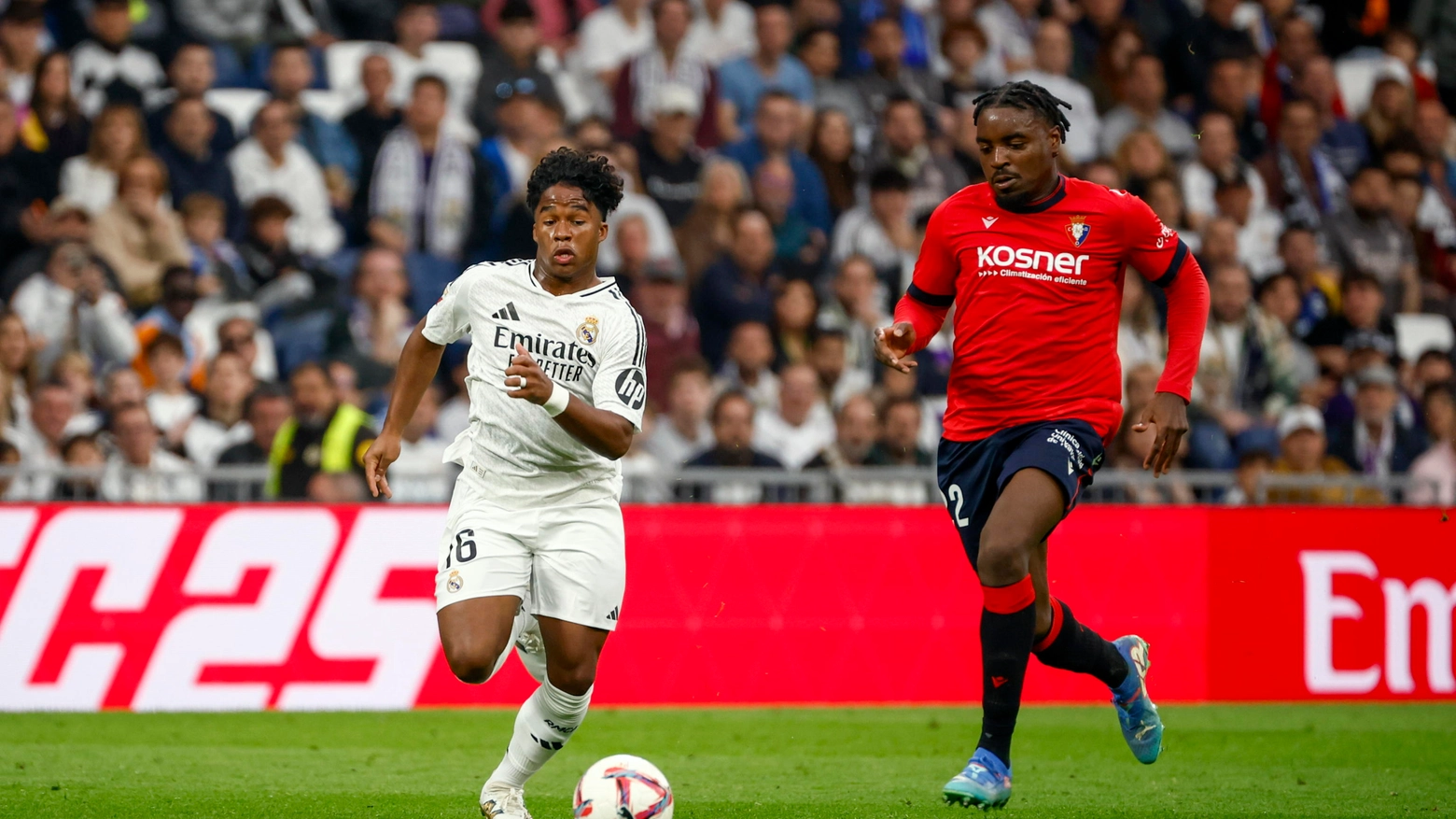 Endrick (a sinsistra) con la maglia del Real Madrid