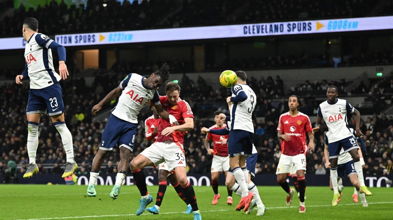 Il Tottenham supera il Manchester United 4-3 e si qualifica per la semifinale della Coppa di Lega inglese.