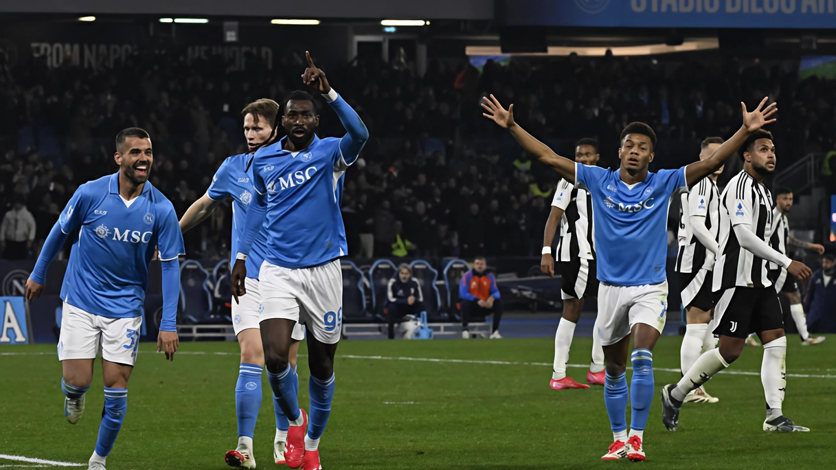 L’esultanza del Napoli dopo il colpo di testa di André-Frank Anguissa, 29 anni, decisivo per ribaltare la partita contro la Juve