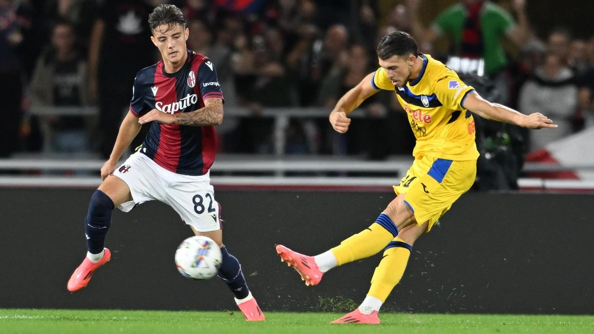 Lazar Samardzic, 22 anni, scocca il tiro che regala il pareggio all’Atalanta sul campo del Bologna nei minuti finali della sfida giocata sabato al Dall’Ara