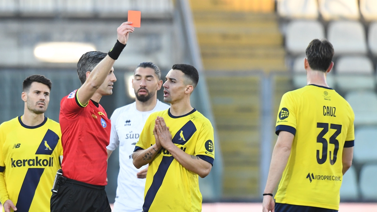 L’espulsione di Cauz da parte dell’arbitro Scatena di Avezzano, un episodio che condizionerà la partita del Modena