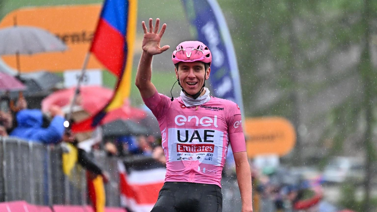 Giro: tributo di Pogacar a Pellizzari, gli dona la maglia rosa