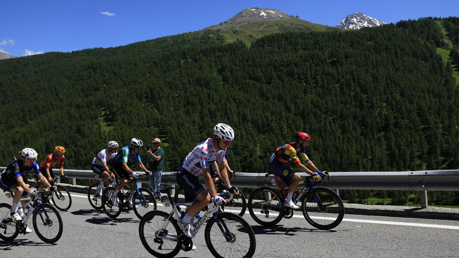 Tour: Bernard multato dall'Uci dopo bacio a moglie e figlio