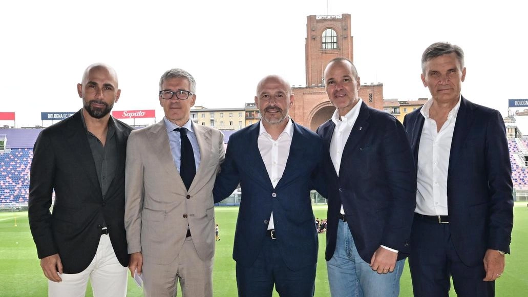 Da sin.: Marco Di Vaio, Claudio Fenucci, Vincenzo Italiano, Joey Saputo e Giovanni Sartori, nel giorno della presentazione del nuovo tecnico (Schicchi) Da sin.: Marco Di Vaio, Claudio Fenucci, Vincenzo Italiano, Joey Saputo e Giovanni Sartori, nel giorno della presentazione del nuovo tecnico (Schicchi)