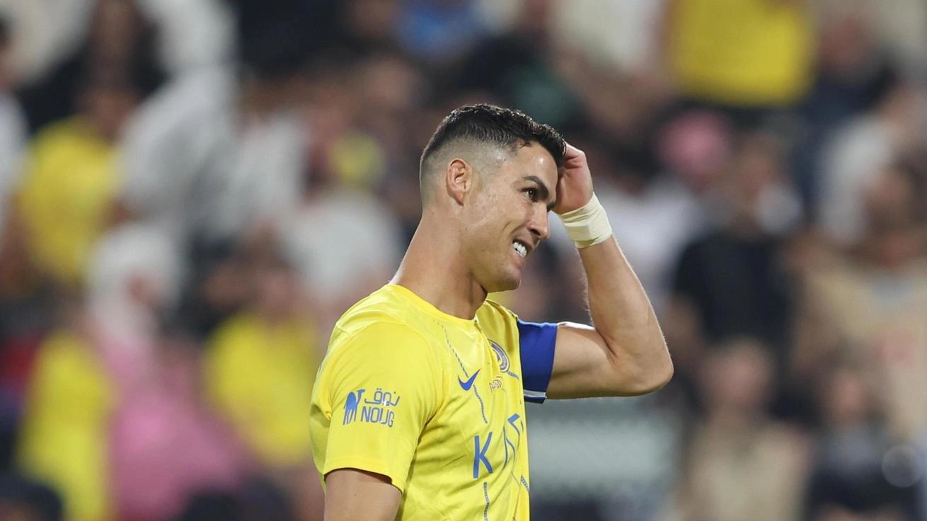 Cristiano Ronaldo, in Arabia Saudita, vive un periodo di frustrazione con gesti violenti in campo e reazioni polemiche. La sua immagine ne risente, con la stagione nera dell'Al-Nassr e il rischio di squalifica.