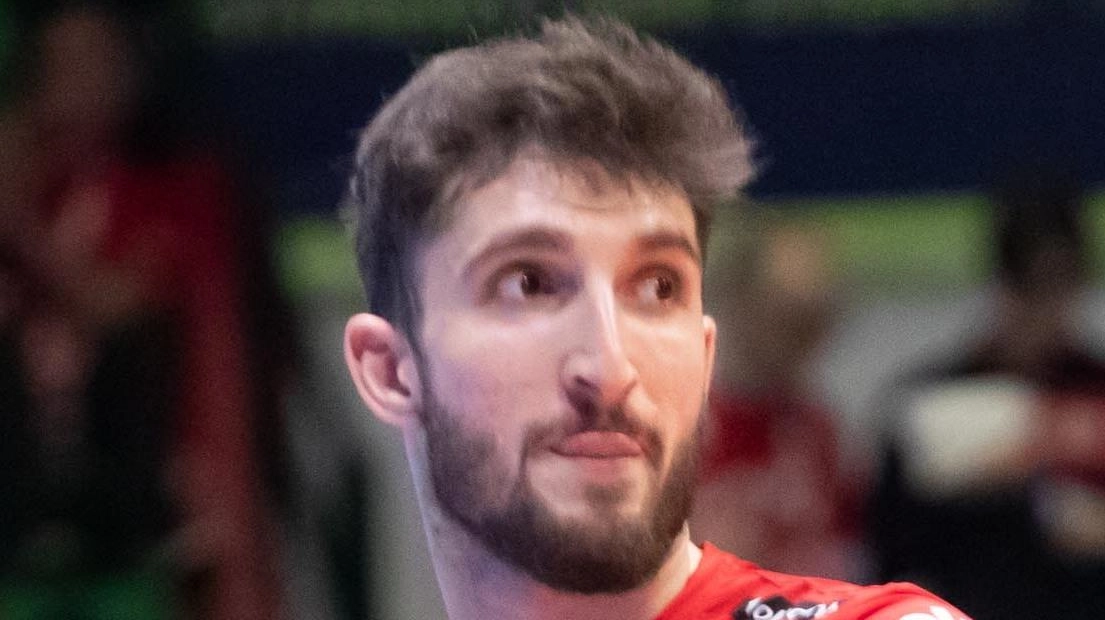 Il centrale Jacopo Larizza si unisce all'Allianz Powervolley Milano, portando esperienza e ambizioni. Dovrà integrarsi nel reparto già rinnovato, debuttando nella SuperLega dalla quarta giornata.