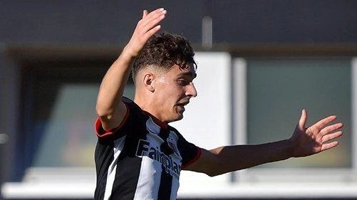 Il giovane talento Alex Amadio ha firmato con la Juventus, lasciando l'Ascoli Calcio. Con 13 gol all'attivo, si unirà all'under 17 con prospettive di crescita fino alla prima squadra.