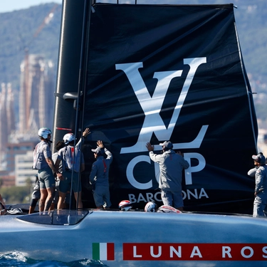 Louis Vuitton Cup oggi, Luna Rossa rompe la randa. Squalifica, poi vittoria su Ineos: 2-2