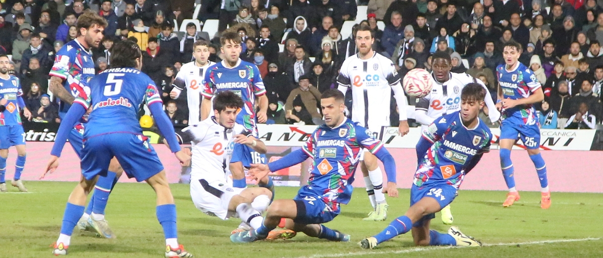 Cesena Reggiana 1-1, botta e risposta Pettinari-Shpendi. Ma un punto non risolleva le sorti