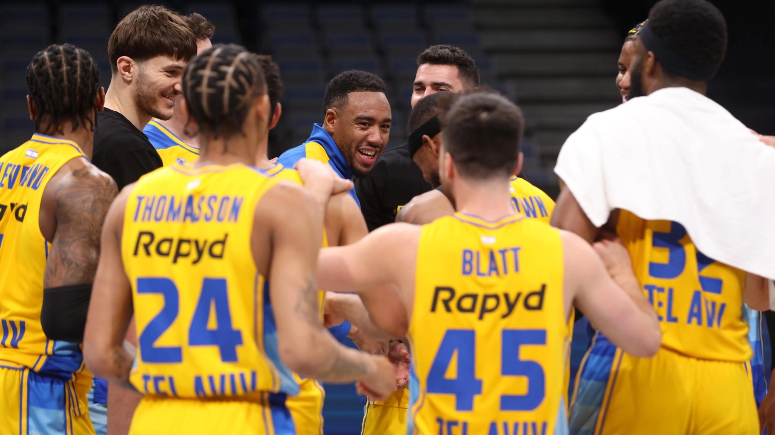I giocatori del Maccabi festeggiano la vittoria ai play in di Eurolega (Ansa)