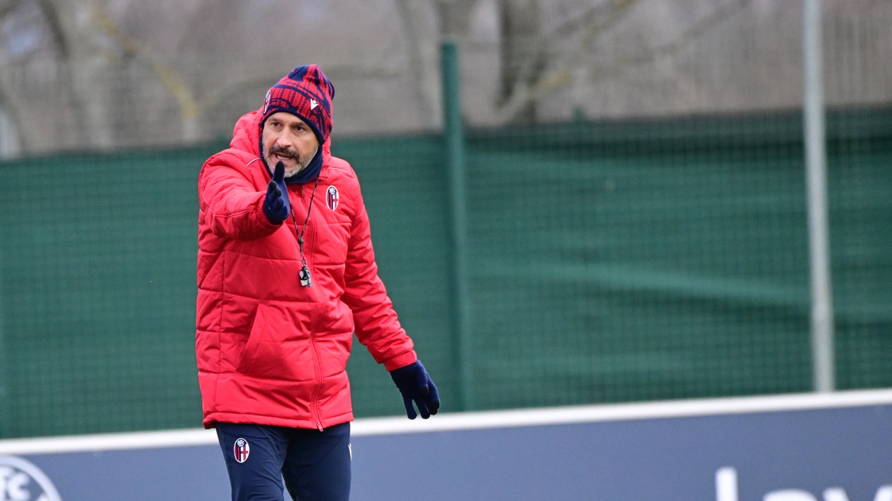 Vincenzo Italiano guida l’allenamento del Bologna in vista della Roma