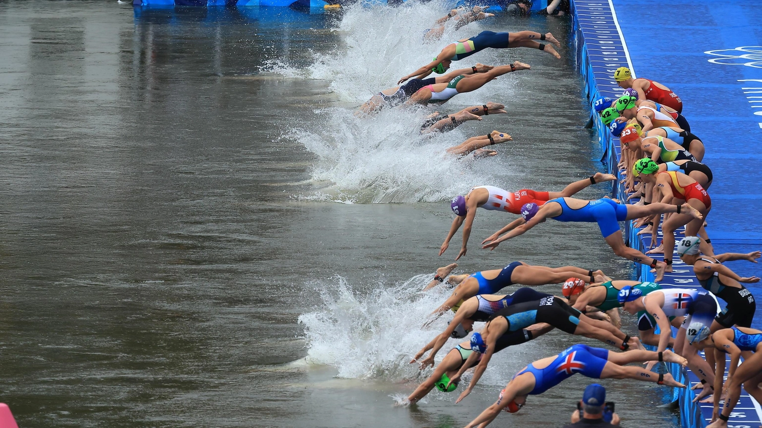 I nuotatori italiani scelgono invece di allenarsi in piscina per la 10 km di fondo delle Olimpiadi di Parigi, evitando rischi di contaminazione nella Senna inquinata.