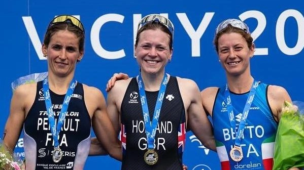 Alice Betto ha conquistato il bronzo agli Europei di Vichy, tornando sul podio dopo sette anni. La triatleta varesina si è distinta nelle tre discipline, confermando il suo valore e la sua determinazione.