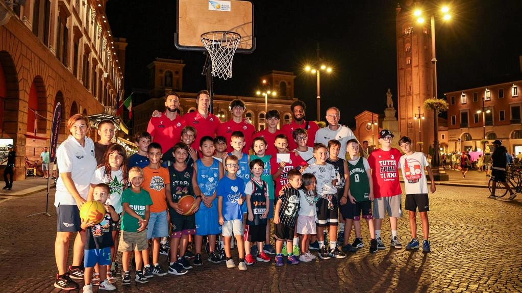 Mercoledì sera a piazza Saffi, durante l'evento 'Famiglie in Centro', la Pallacanestro 2.015 ha registrato circa cento nuovi abbonamenti per la stagione 2024/25. I giocatori forlivesi presenti hanno incontrato i tifosi, offrendo autografi e foto. Restano ancora pochi giorni per la prelazione e la tariffa agevolata.