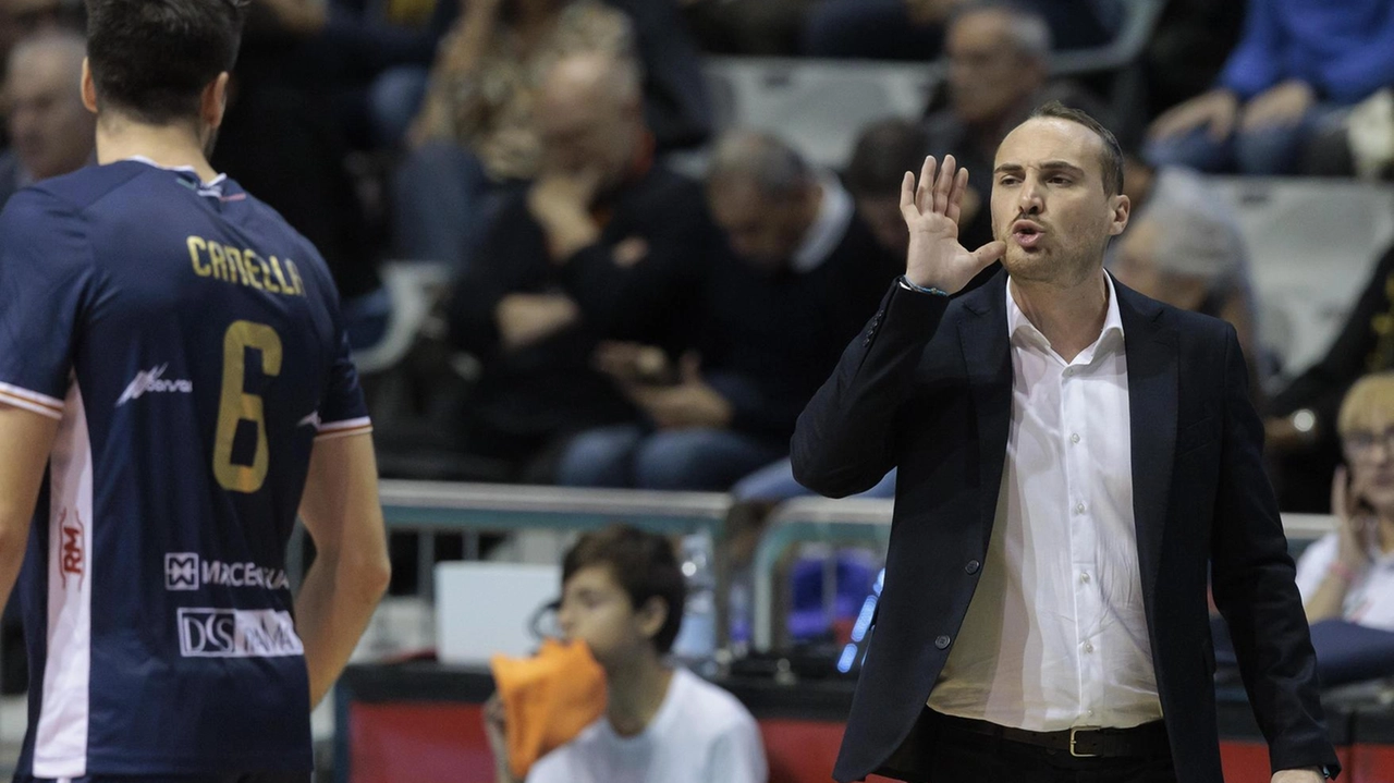 Coach Antonio Valentini durante la partita vinta contro Siena (Foto Zani) Coach Antonio Valentini durante la partita vinta contro Siena (Foto Zani)