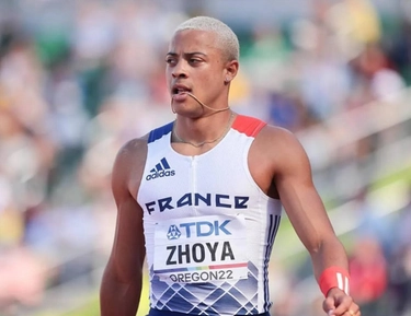 Sasha Zhoya, è francese il primo atleta a sfilare con la gonna alla cerimonia d’apertura delle Olimpiadi