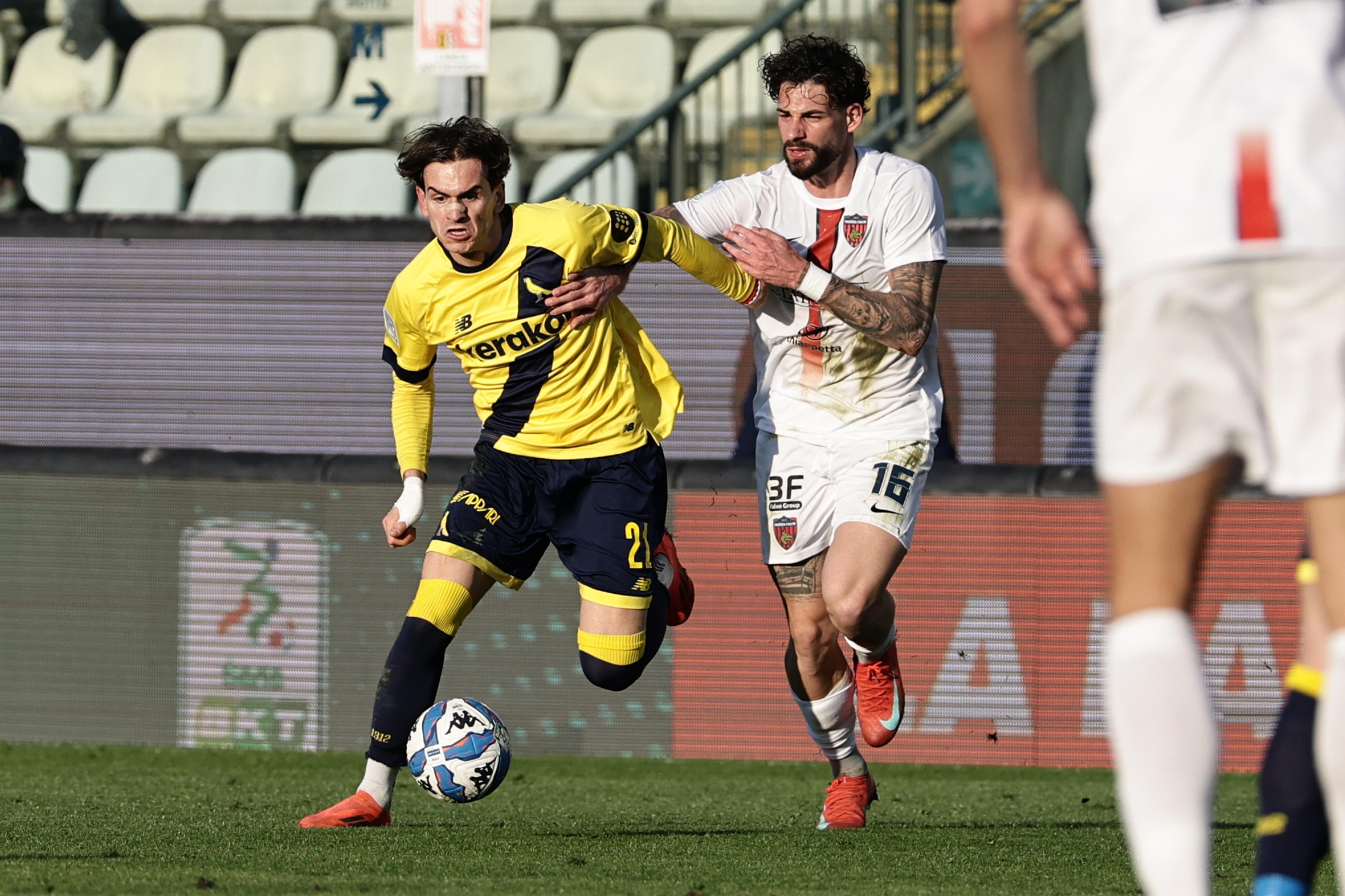 https://sport.quotidiano.net/image-service/view/acePublic/alias/contentid/MGY0NzFkZGYtMGNmOS00/0/modena-cosenza-kleis-bozhanaj-in-un-momento-del-match.jpeg