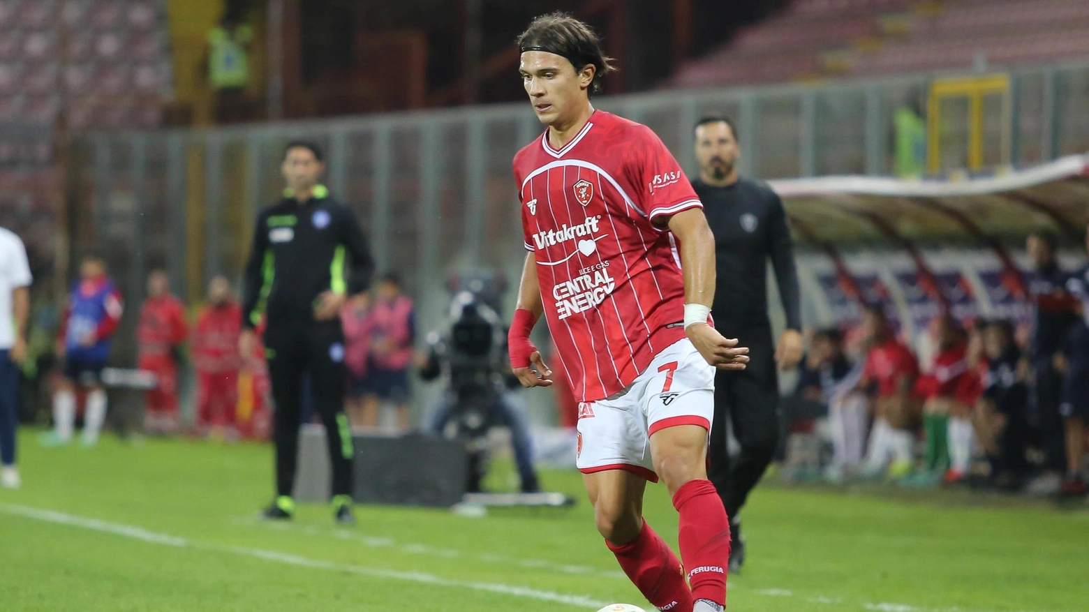 Il Perugia pareggia 0-0 contro il Pescara. Prestazioni discrete per i giocatori, con Mezzoni e Angella in evidenza. Polizzi delude davanti alla porta.