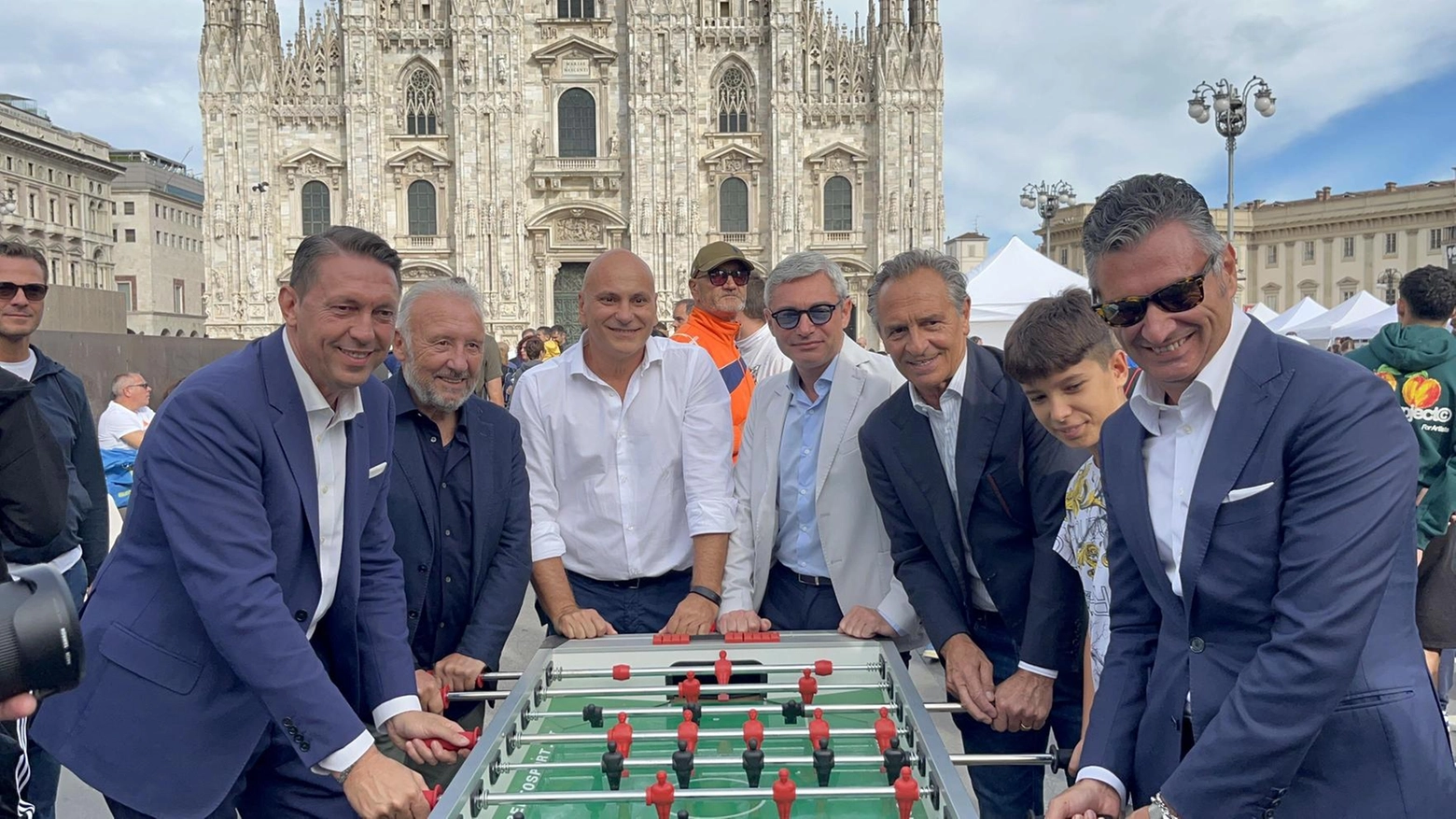 Campioni e palloni, è festa in Piazza Duomo