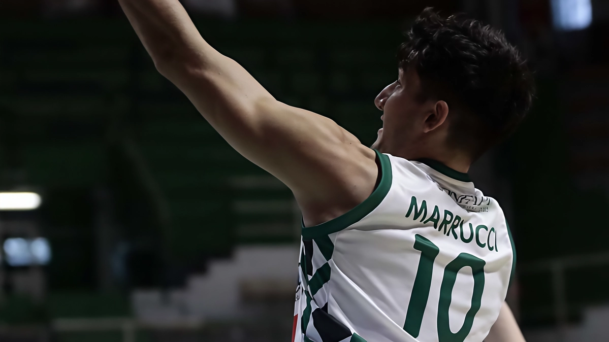 Il giocatore Daniele Marrucci della Note di Siena Mens Sana si prepara per una difficile trasferta a Quarrata, esortando alla determinazione e all'unità per affrontare le sfide imminenti e riprendere il cammino nel campionato di basket.