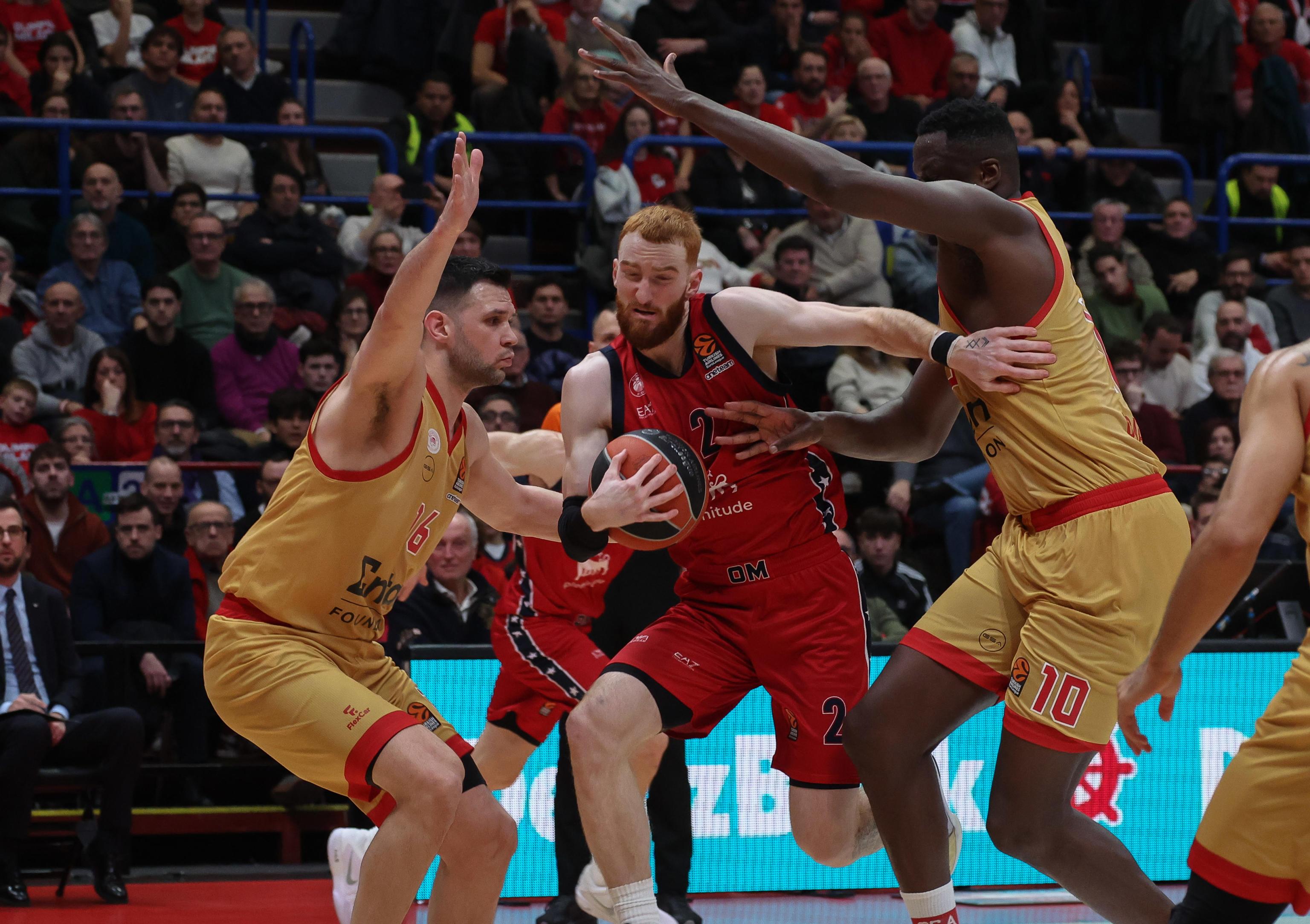 Olimpia Milano, terzo ko di fila in Eurolega: l’Olympiacos vince al Forum ancora di 1 punto