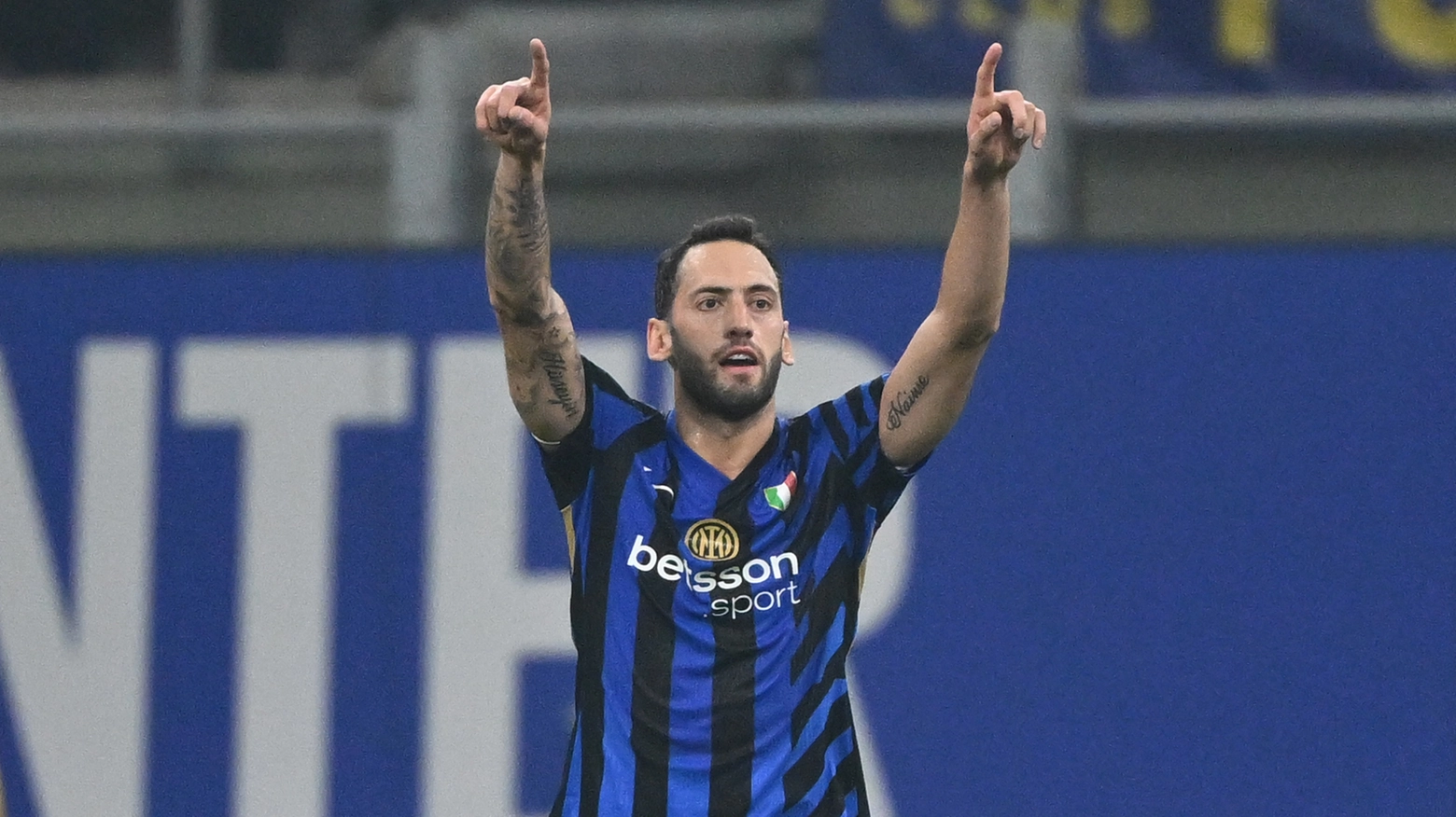 Hakan Calhanoglu (Inter) esultanza dopo il gol dell'1 a 1