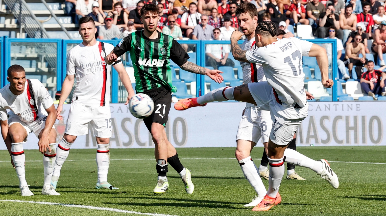Il gol di Okafor che vale il 3-3 finale tra Sassuolo e Milan (Ansa)