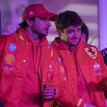 Una nuova direttiva vieta l’uso di piastre di protezione sui pattini delle monoposto. L’imbeccata Red Bull (si dice) sfavorirebbe la Rossa. Vegas, la Ferrari cerca gli assi nella manica