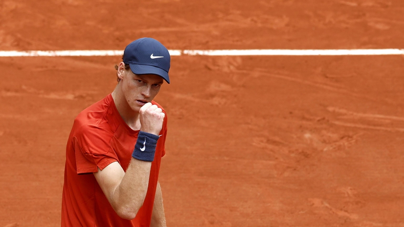 Jannik Sinner in azione al Roland Garros