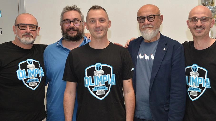 Il gruppo dirigenziale dell’Olimpia Castello e al centro il nuovo tecnico Mauro Zappi reduce dall’esperienza con la Virtus Imola