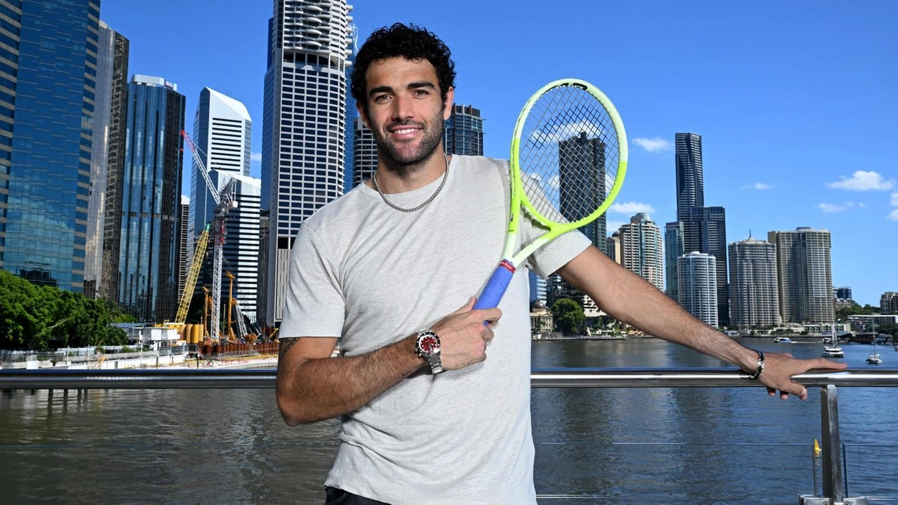 Arnaldi e Berrettini iniziano la stagione al Brisbane International, sfidando avversari australiani. Djokovic punta al 100° titolo ATP.