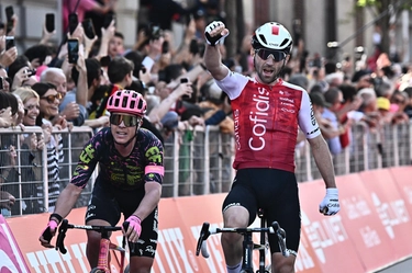 Giro d'Italia 2024, tappa 5: Thomas vince a sorpresa a Lucca. Ordine d'arrivo e classifica