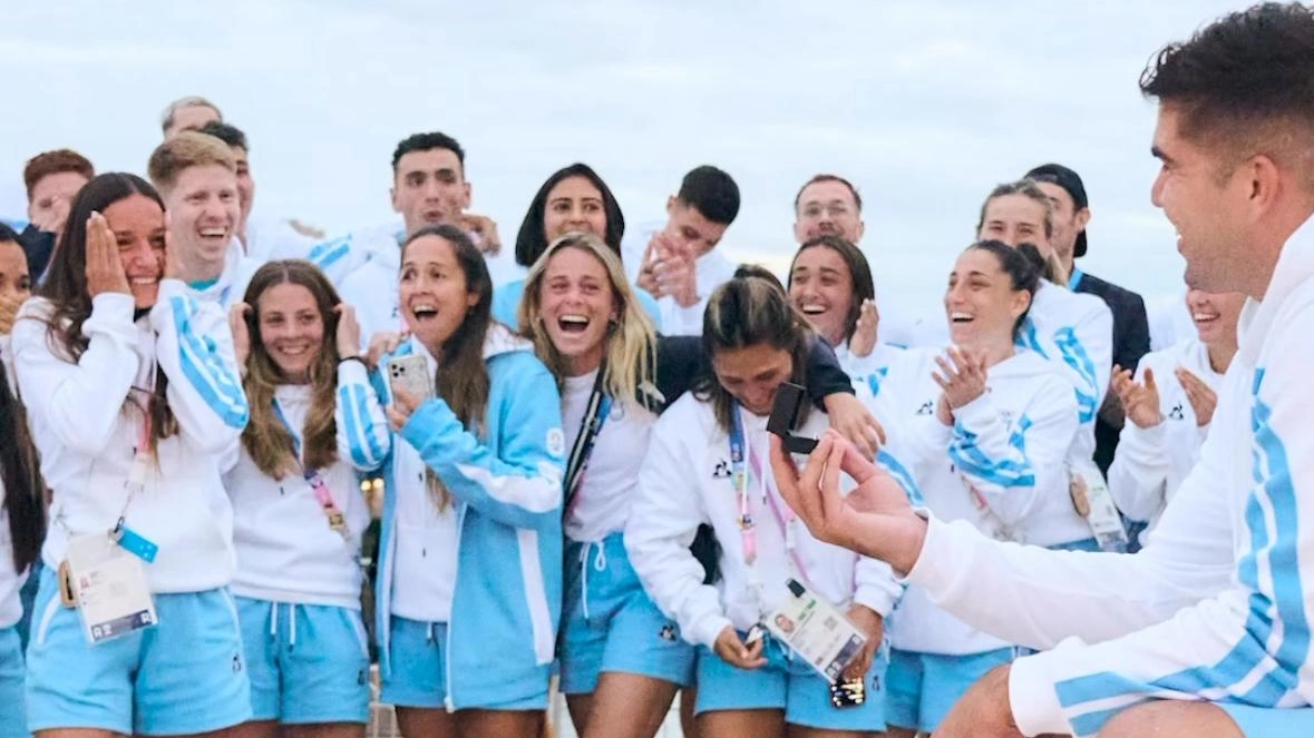 La proposta di matrimonio dell'atleta argentino durante una foto di gruppo