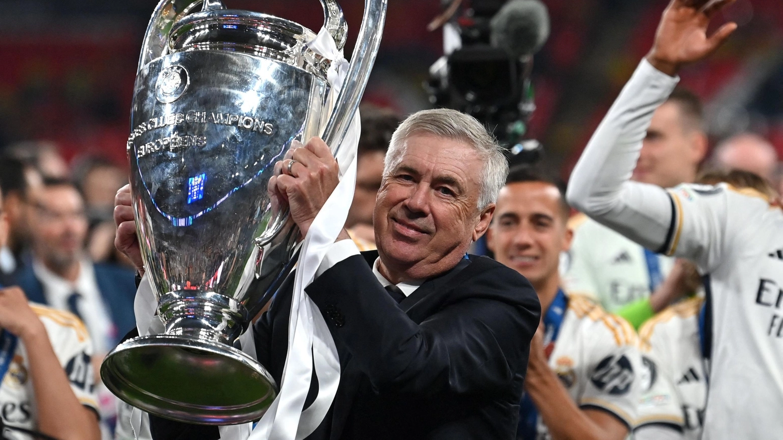 Carlo Ancelotti solleva la coppa della Champions League (Ansa)