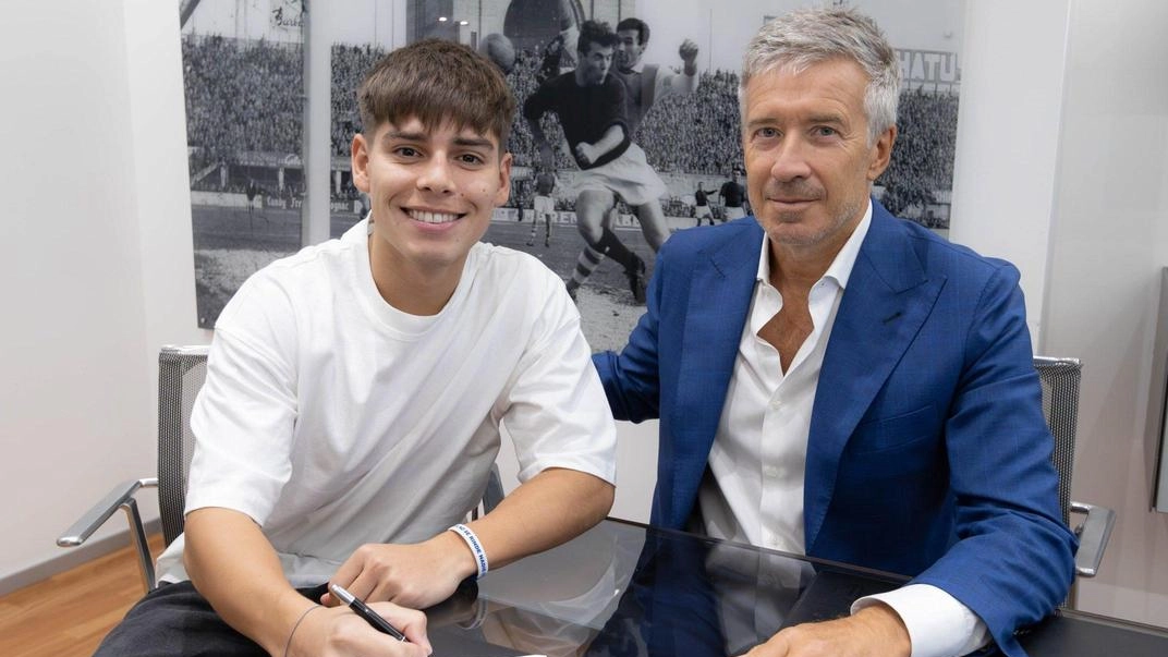 Benjamin Dominguez firma il contratto con l’ad Claudio Fenucci (Foto Bologna Fc)