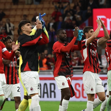 Il Milan risponde all’ultima chiamata della Sud: quattro gol al Venezia e prima vittoria