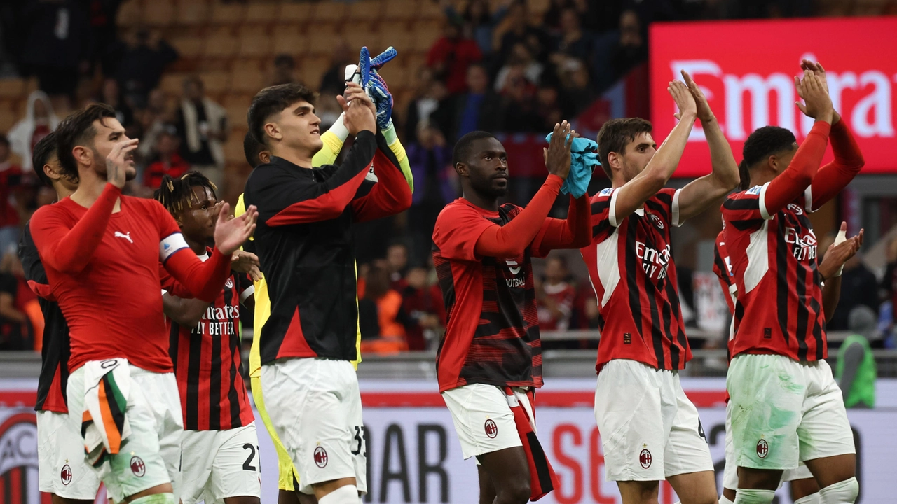 A fine partita i giocatori rossoneri ricambiano l'applauso dei tifosi