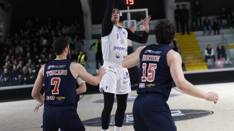 https://sport.quotidiano.net/image-service/view/acePublic/alias/contentid/MTMwMTRhNjItZGRjNy00/0/la-t-gema-che-scoppola-caserta-in-serata-di-grazia.jpeg?f=16:9&w=1200&h=630